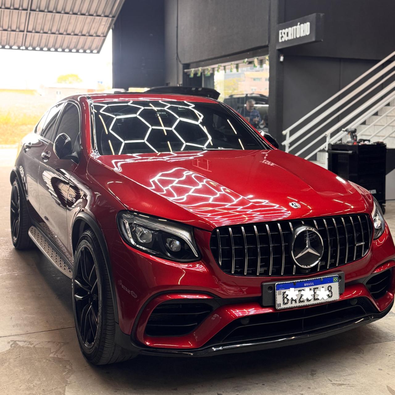 Mercedes-AMG GLC 63 vermelho na oficina SRM Car Premium
