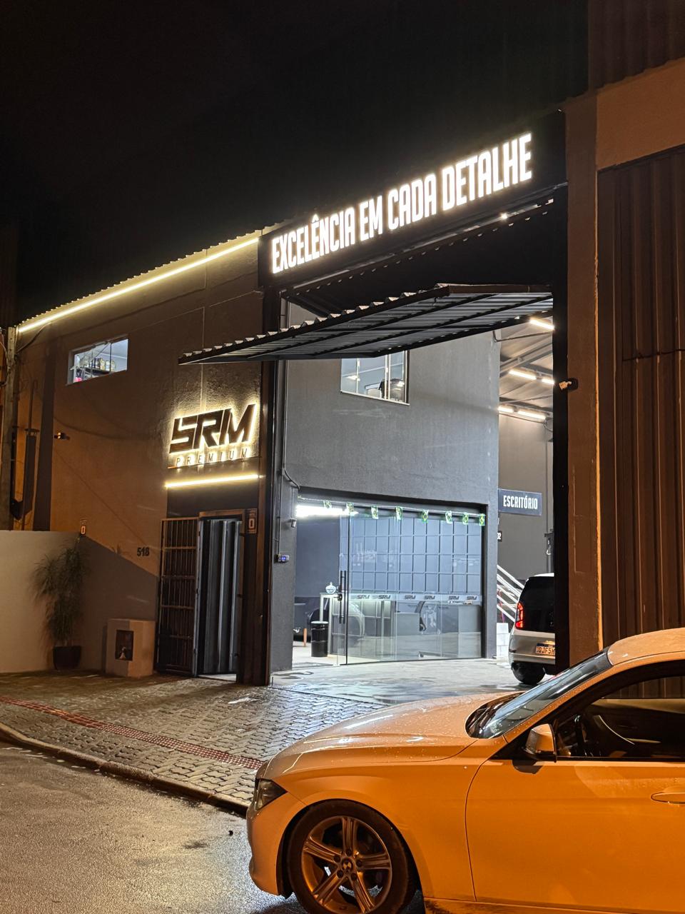 Fachada noturna da SRM Car Premium em Itapema