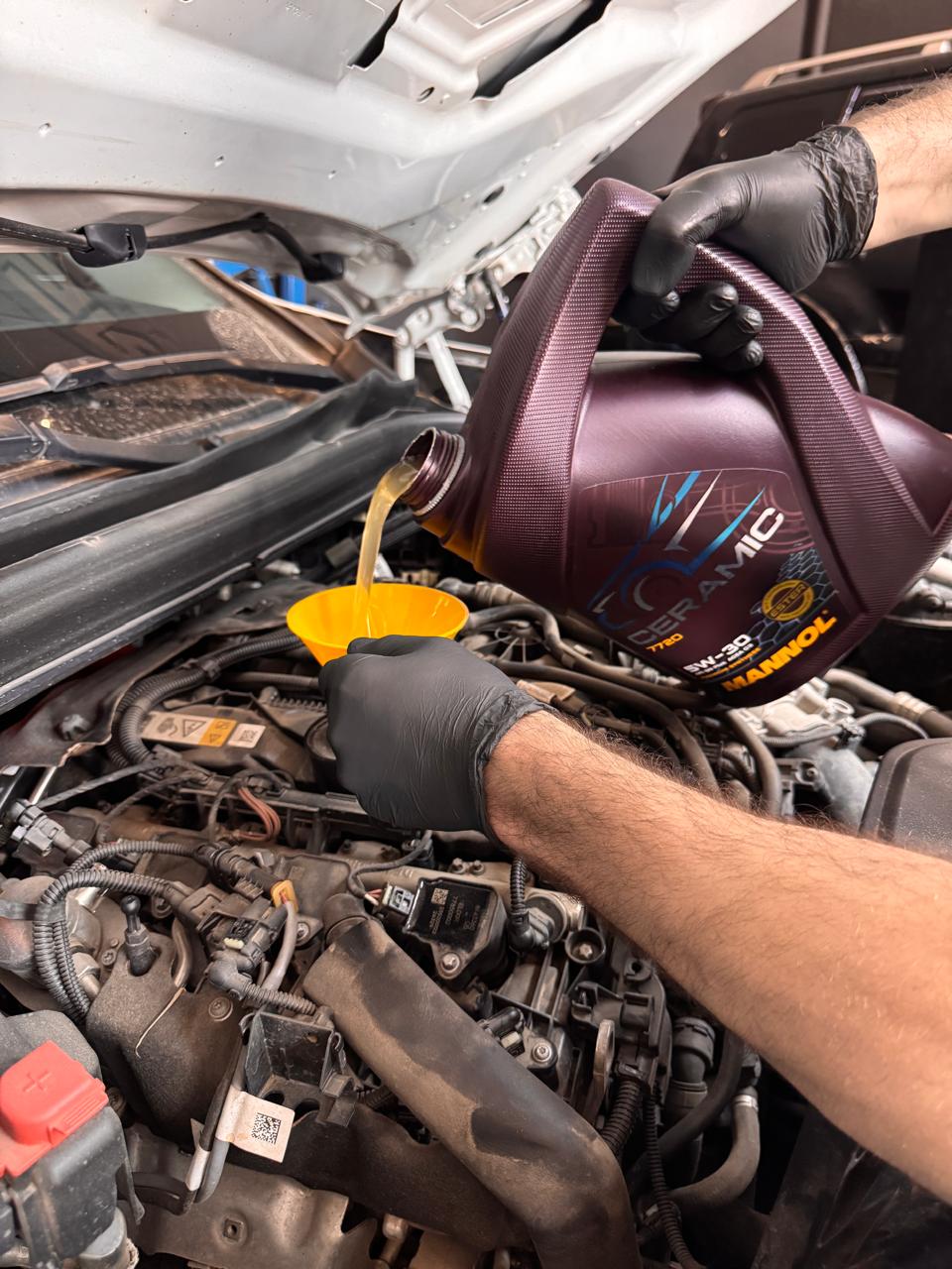 Troca de óleo sintético sendo realizada por técnico da SRM Car Premium