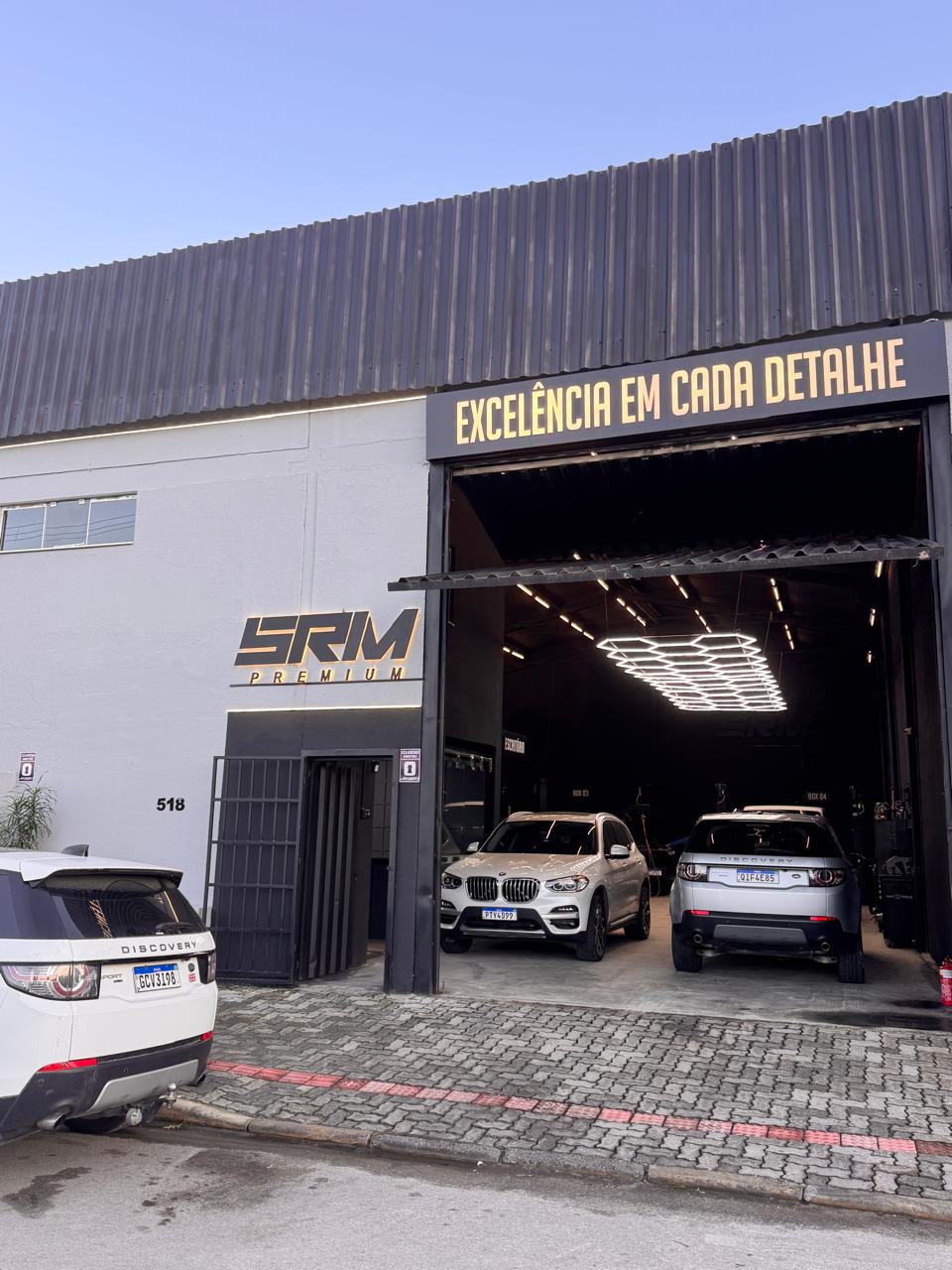 Fachada da SRM Car Premium com BMW e Land Rover Discovery nos boxes