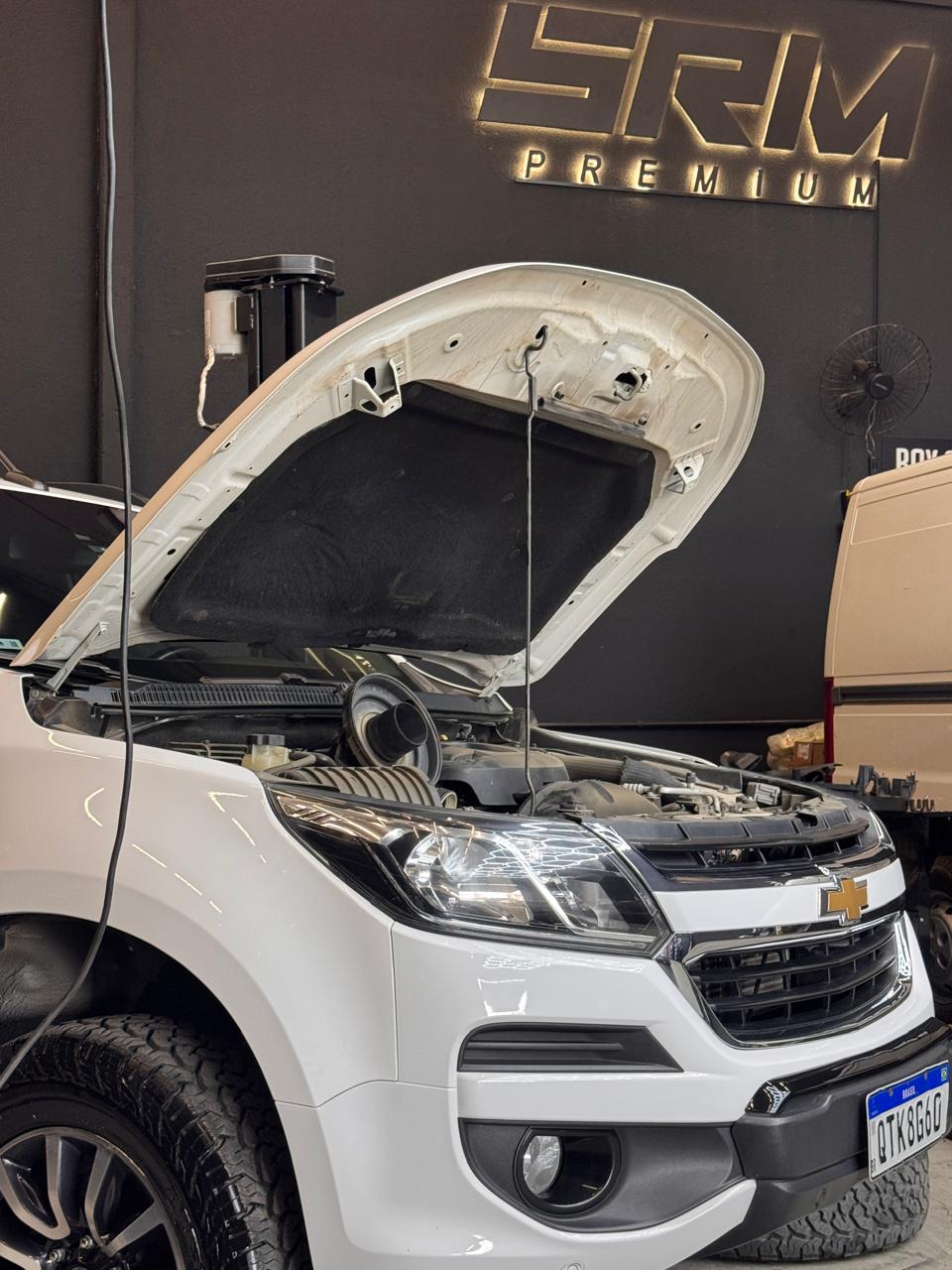 Chevrolet S10 em manutenção sob o letreiro SRM Premium